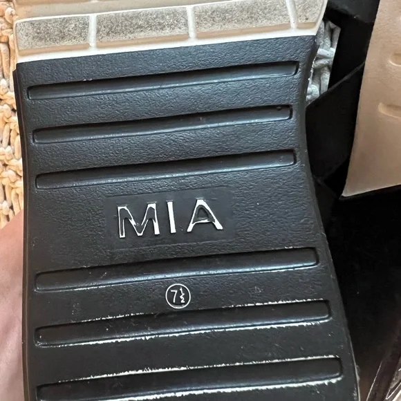 Mia Black Platform Strappy sandals - Picture 7 of 7